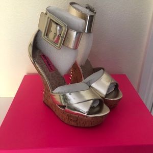 Betsey Johnson Wedge Platform Heel Spike Sandals 8 Gold Metallic Morggann BDSM